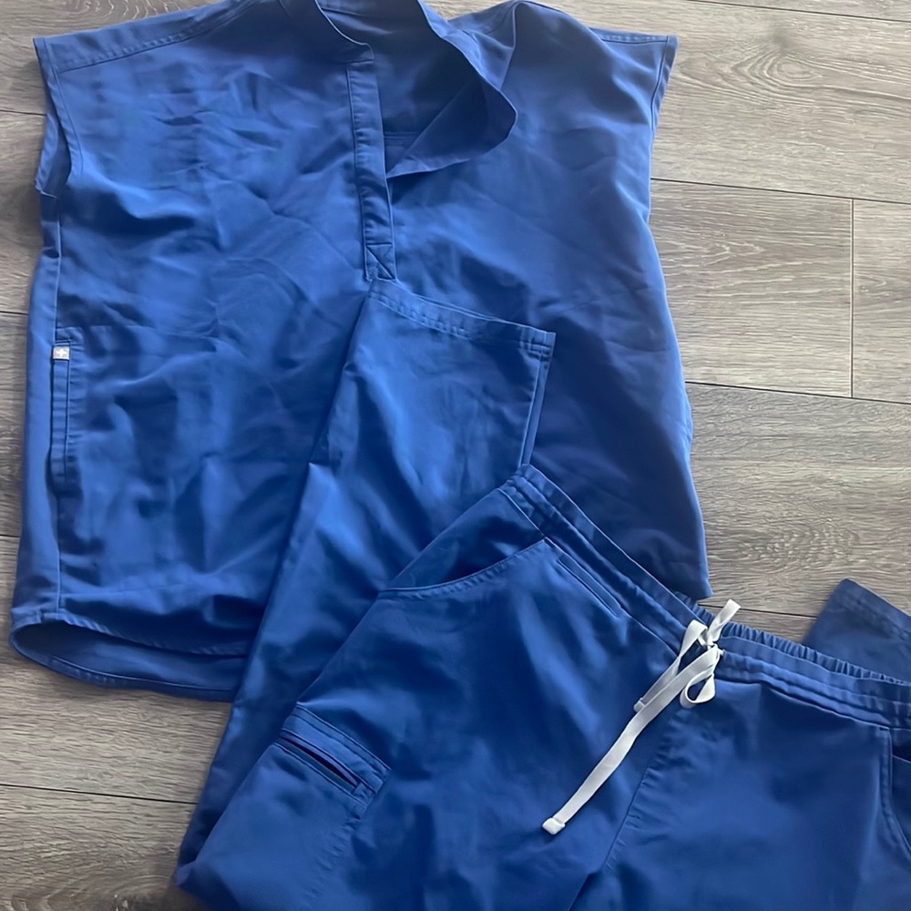 FIGS Scrubs Set